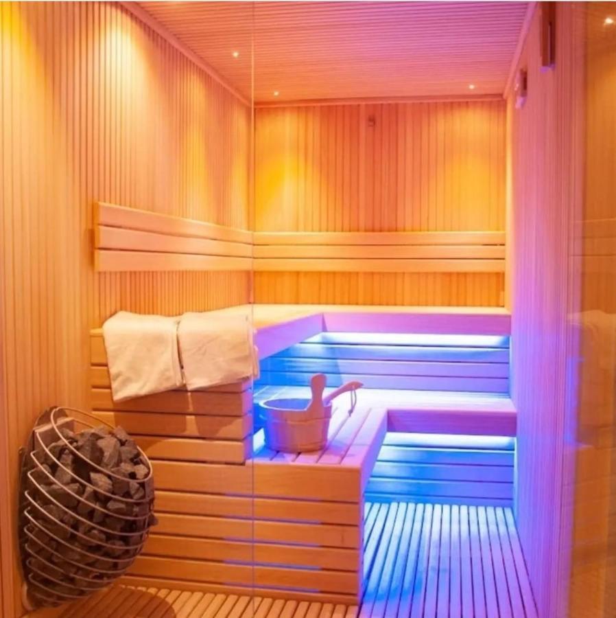 Golden Pine Apartment *